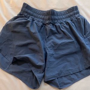 Lulu Lemon Track That Mid Rise 5 inch Short Size 6 Periwinkle Color